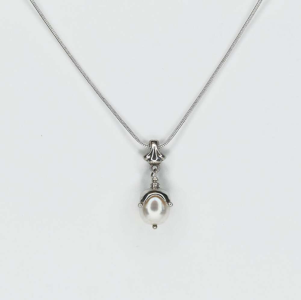 Q Evon Fine Jewelry Women's Silver Jester Cap 8.5mm Teardrop Pearl Necklace NWT